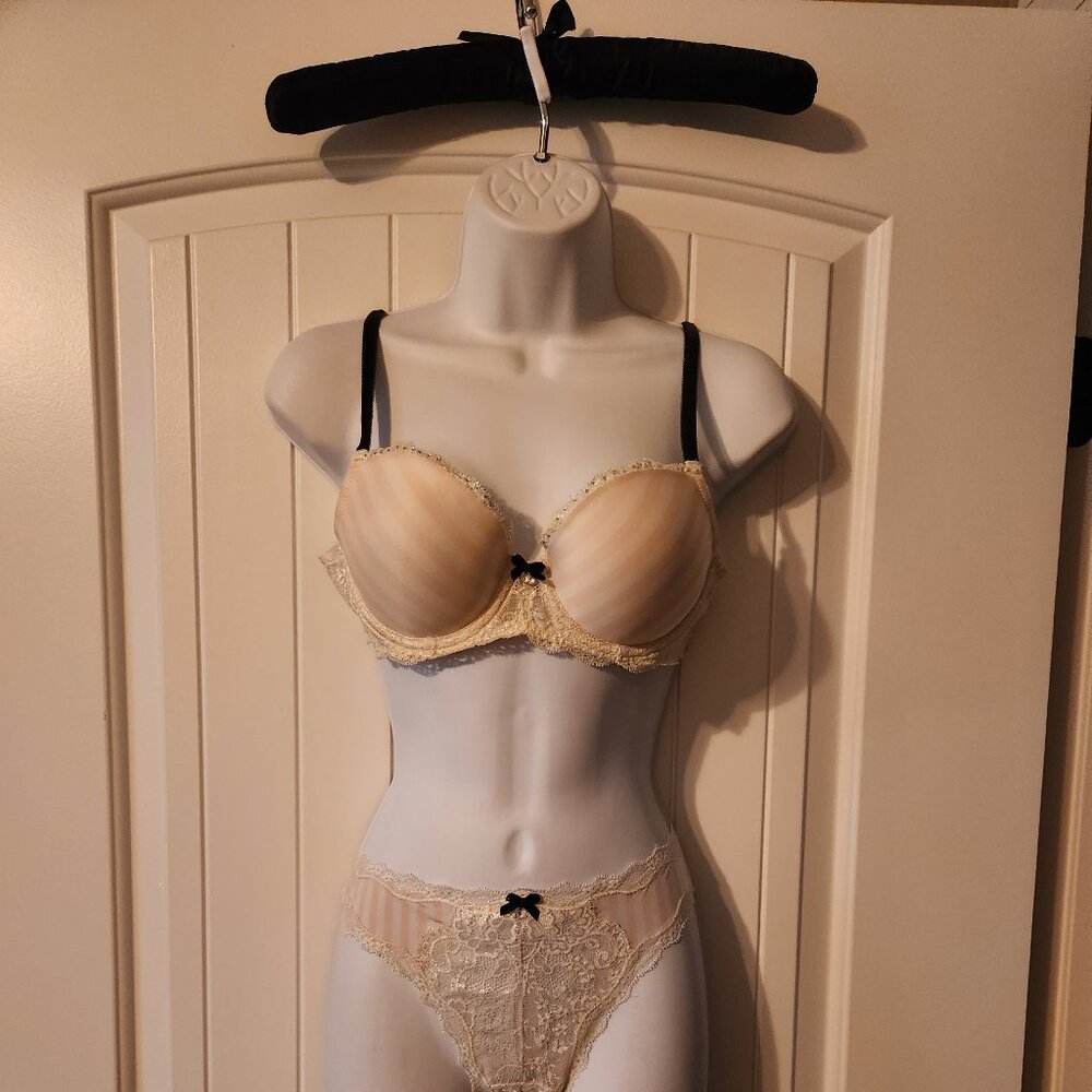 Victoria's Secret Bra size 36B.